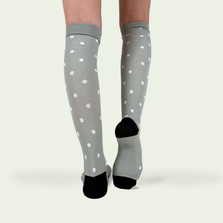 Graue FlowFit Kompressionsstrümpfe mit weißen Punkten
