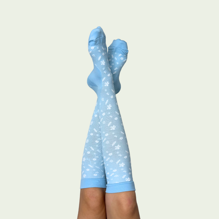 Hellblaue Kompressionsstrümpfe für Frauen mit weißen Blumen